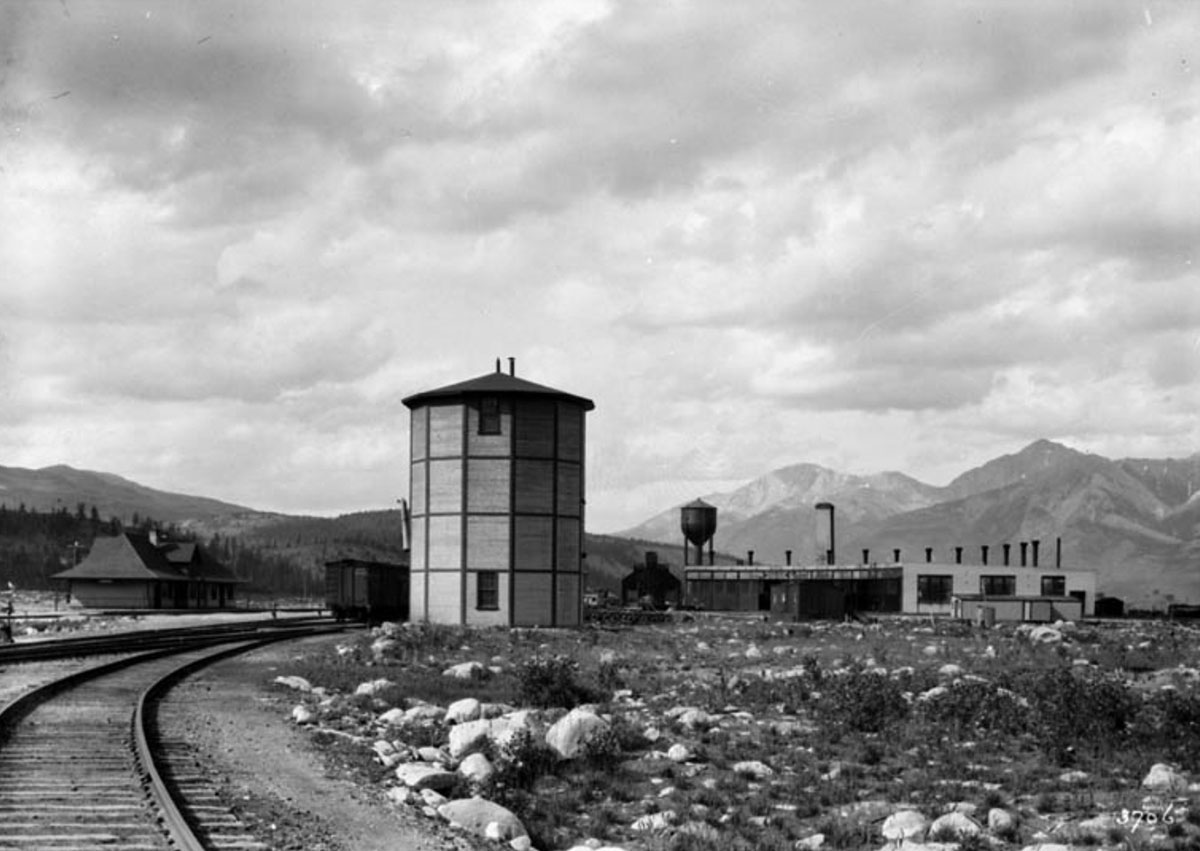 Jasper — Grand Trunk Pacific Railway. Photo: William Topley, 1914